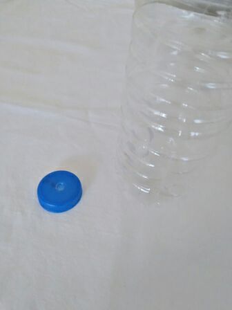 Kapağın ortasına ve şişenin alt tarafına pipetin girebileceği kadar delik açılır.